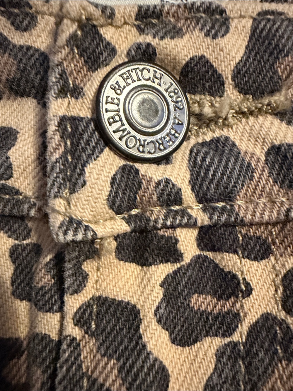 Abercrombie Curve Love Leopard Animal Print Mid-Rise Barrel Jeans Tan 33 NWOT - Picture 10 of 14